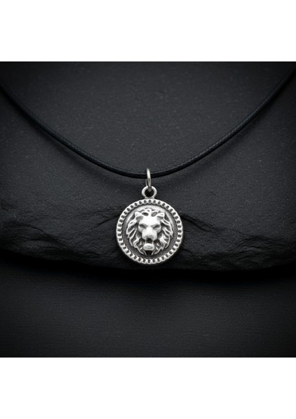 Minimal Aslan Madalyon Gümüş Kaplama Deri İp Kolye modelleri