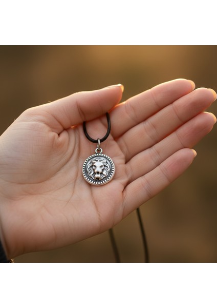 Minimal Aslan Madalyon Gümüş Kaplama Deri İp Kolye indirimleri