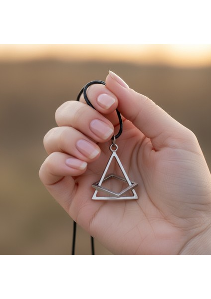 Üçgen Kare Geometrik Gümüş Kaplama Deri İp Kolye indirimleri