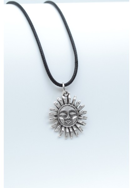 Gülen Surat Güneş Gümüş Kaplama Deri Ip Kolye