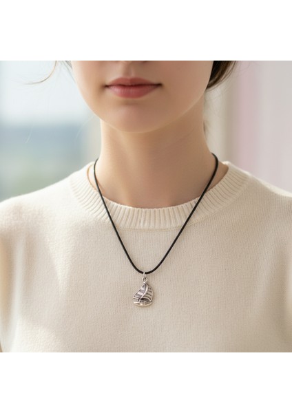 Minimal Yelkenli Gümüş Kaplama Deri İp Kolye