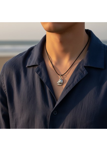 Minimal Yelkenli Gümüş Kaplama Deri İp Kolye fiyatları