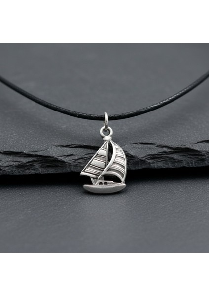 Minimal Yelkenli Gümüş Kaplama Deri İp Kolye modelleri