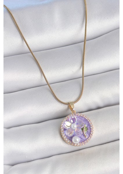316L Çelik Gold Renk Zincir Zirkon Taşlı Mor Mineli Çiçek Işlemeli Inci Detay Portre Model Kadın Kolye