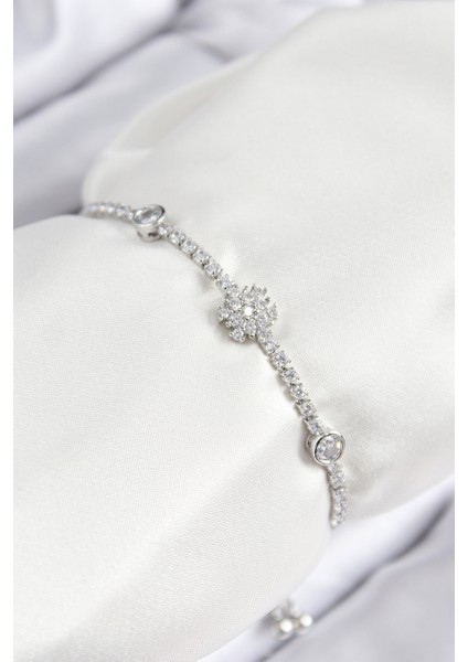 Pirinç Zirkon Taşlı Kar Tanesi Model Gümüş Renk Asansörlü Kadın Bileklik