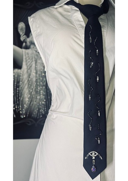 Anubis’in Uyanışı | Taş Detaylı Lacivert Tasarım Kravat –