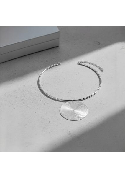 Lux Çelik | Gümüş Kaplama Dövme Motifli Daire Plaka Choker Kolye