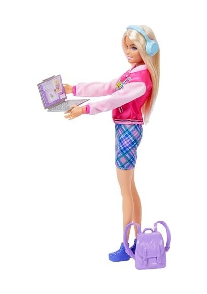 Çıkarılabilir Kıyafetler Giyen Sarı Saçlı Okulumu Seviyorum Bebek ve Sırt Çantasıyla Dizüstü Bilgisayar Gibi 7 Parçadan Oluşan Oyuncak Seti, HRG84