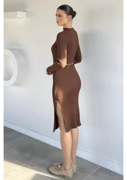 Kadın Göğüs Dekolteli Yırtmaçlı Kolye Aksesuarlı Likralı Triko Elbise P-00019374 fırsatları