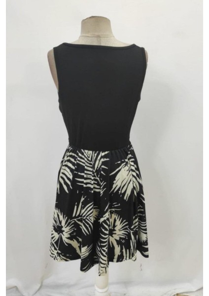 Kolsuz Düğme Detaylı Desenli Elbise - Siyah fırsatları