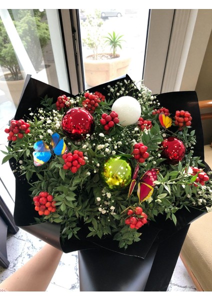 12 Dallı Siyah Sarmallı Kokina Buketi (Renkli Süs Toplu – Yılbaşı Konsept) fiyatları