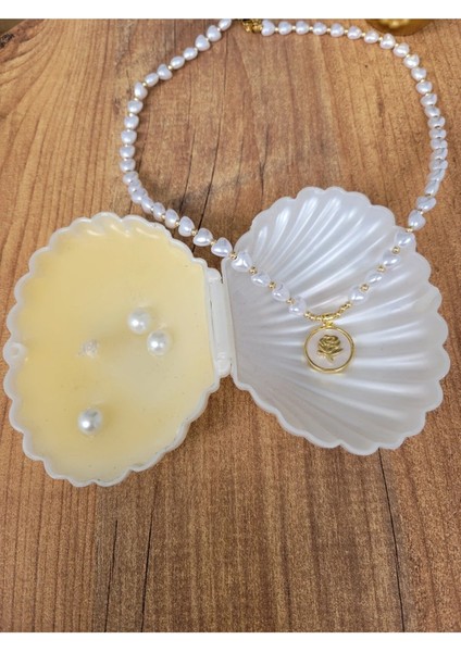 Incili Üzeri Gül Desenli Çelik Kolye