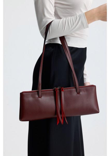 Kadın Zarif Uzun Formlu Bordo Vegan Deri Ince Omuz Askılı Modern Minimalist Kadın Baget Çanta