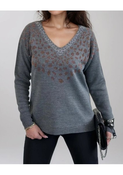Kadın Gri Yakası Desenli V Yaka Triko Kazak