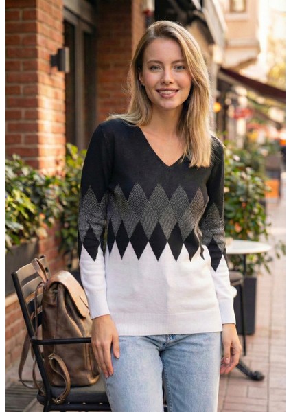 Kadın Beyaz Baklava Desenli V Yaka Kazak