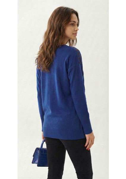 Kadın Saks Mavisi Yakası Desenli V Yaka Triko Kazak fiyatları