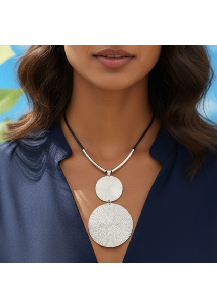 Dövme Dokulu Büyük Çelik Kolye | Siyah Kordonlu Modern Tasarım Kolye Kadın