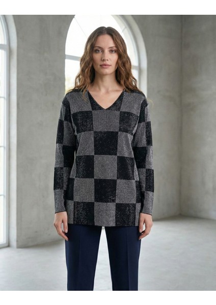 Kadın Kare Desenli Gri-Siyah V Yaka Simli Kazak