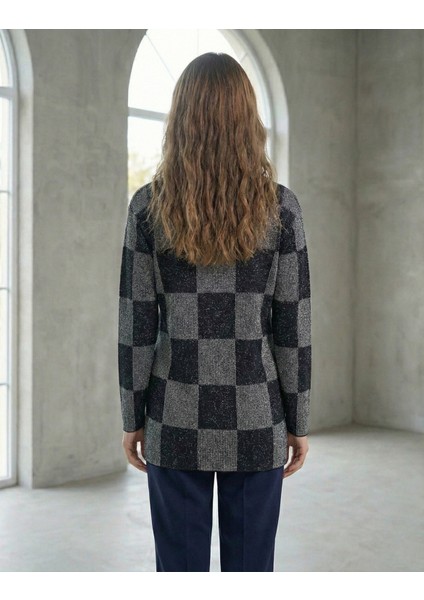 Kadın Kare Desenli Gri-Siyah V Yaka Simli Kazak modelleri