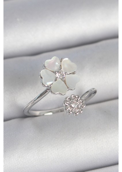 Pirinç Gümüş Renk Beyaz Mineli Çiçek Model Zirkon Taş Detay Kadın Yüzük - TJ-BYK3712