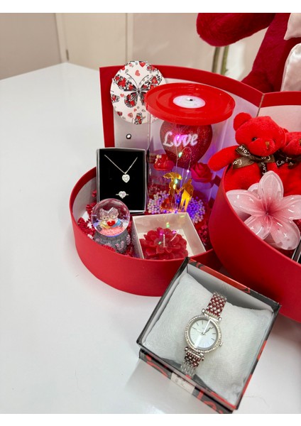 Kırmızı Kat Kat Mutluluk - Sevgiliye Özel Hediye | Kar Küresi + Takı + Peluş Ayıcık fiyatları