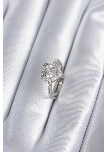 Pirinç Gümüş Renk Zirkon Taşlı Kalp Charm Model Kadın Yüzük - TJ-BYK2857