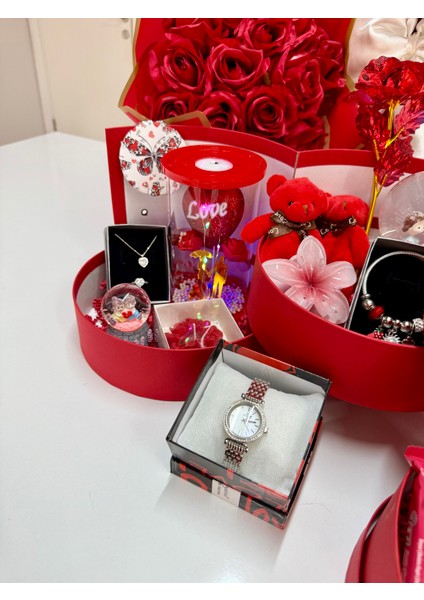 Kırmızı Kat Kat Mutluluk - Sevgiliye Özel Hediye | Kar Küresi + Takı + Ayıcık + Çikolata fiyatları