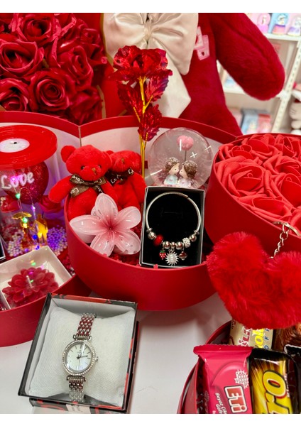 Kırmızı Kat Kat Mutluluk - Sevgiliye Özel Hediye | Kar Küresi + Takı + Ayıcık + Çikolata modelleri