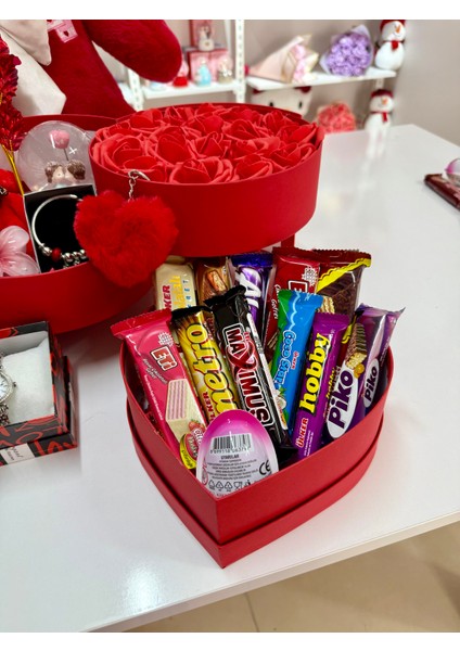 Kırmızı Kat Kat Mutluluk - Sevgiliye Özel Hediye | Kar Küresi + Takı + Ayıcık + Çikolata fırsatları