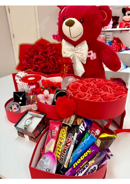 Kırmızı Kat Kat Mutluluk - Sevgiliye Özel Hediye | Kar Küresi + Takı + Ayıcık + Çikolata indirimleri