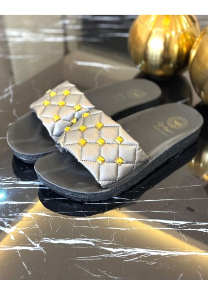 Kadın Taş Detaylı Ortopedik Ev Terliği – Kaymaz Taban, Yumuşak Puf Üst, Rahat Günlük Kullanım