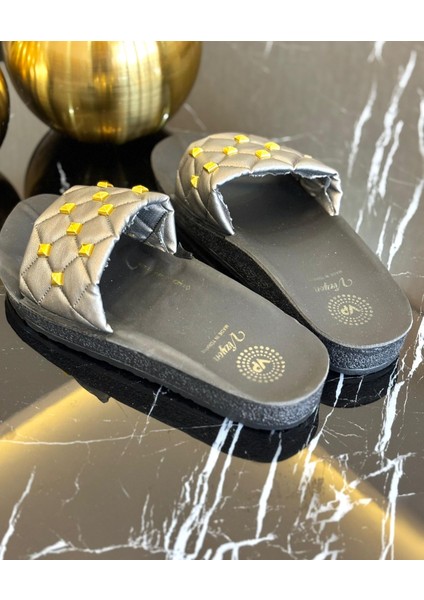 Kadın Taş Detaylı Ortopedik Ev Terliği – Kaymaz Taban, Yumuşak Puf Üst, Rahat Günlük Kullanım modelleri