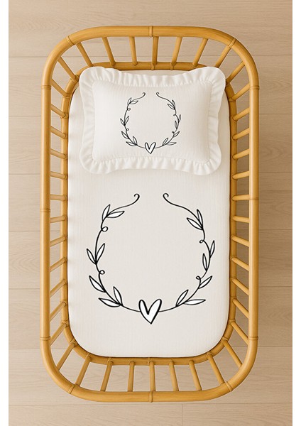 Minimal Kalp ve Yaprak Çelenk Desenli Bebek Nevresim Takımı Akfil – Içi Dolgulu Fırfırlı