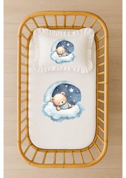 Uyuyan Ayıcık ve Bulut Desenli Bebek Nevresim Takımı– Içi Dolgulu Fırfırlı Yastık – Kişiye Özel Isim