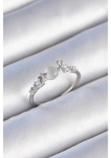 Pirinç Gümüş Renk Zirkon Taşlı Beyaz Mineli Kelebek Detay Kadın Yüzük - TJ-BYK3463