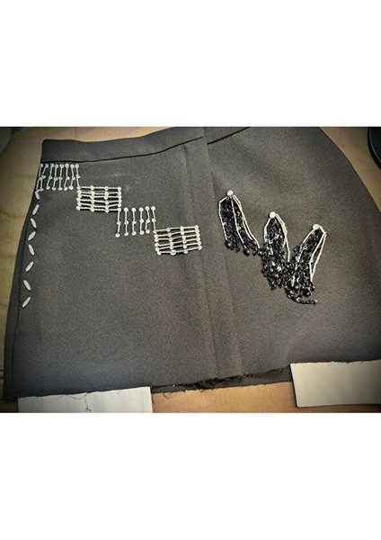 El Işçiliği Kristal & Pul Detaylı Özel Tasarım Mini Etek – Lüks & Zarif Dokunuş