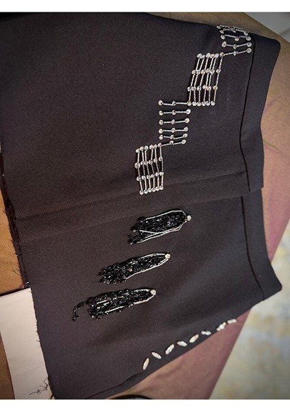 El Işçiliği Kristal & Pul Detaylı Özel Tasarım Mini Etek – Lüks & Zarif Dokunuş fiyatları