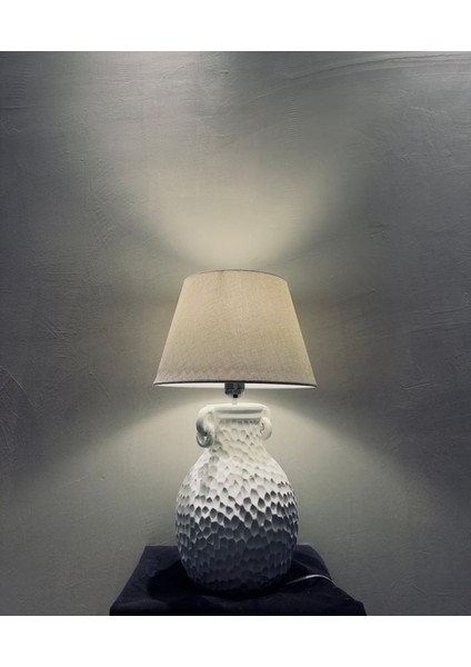 Çekiç Dokulu Amfora Seramik Masa Lambası – 38X20 cm Rustik ve Sofistike Dekoratif