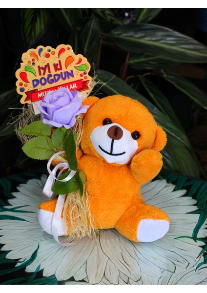 Elinde Kadife Gül & Iyi Ki Doğdun Kartı Tutan 25CM Peluş Ayı Sevdiklerinize Özel Gün Hediyesi