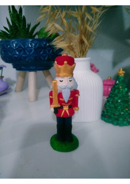 Kırmızı Yılbaşı Süsü, Kurşun Asker ve Fındık Kıran Detaylarıyla Şık Dekor