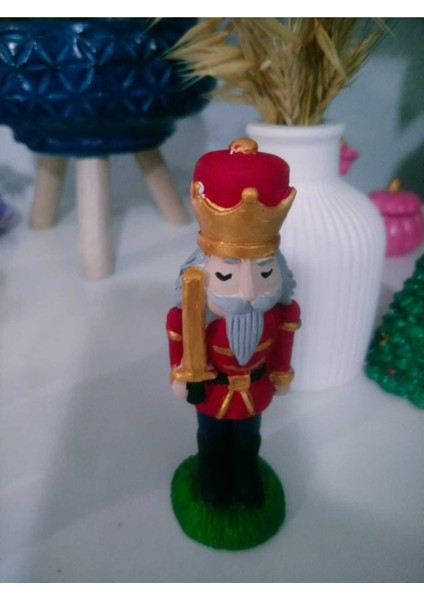 Kırmızı Yılbaşı Süsü, Kurşun Asker ve Fındık Kıran Detaylarıyla Şık Dekor fiyatları