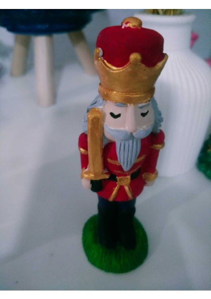 Kırmızı Yılbaşı Süsü, Kurşun Asker ve Fındık Kıran Detaylarıyla Şık Dekor modelleri