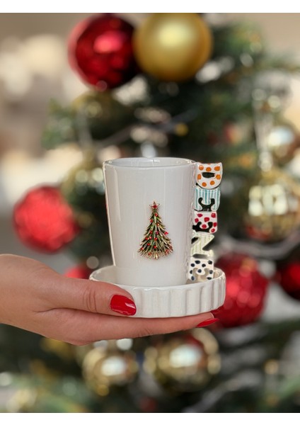 Isimli Çam Ağaçlı Broşlu Fincan modelleri