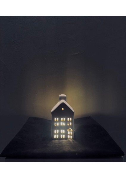 Çok Pencereli Çift Katlı Seramik Ev Mumluk – 16X8X7 cm Minimalist Dekoratif