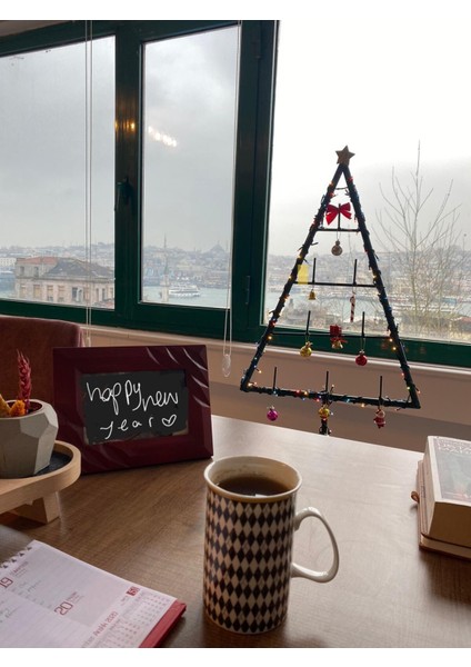 Yeşil Metal Yılbaşı Ağacı, Şık ve Dayanıklı Dekorasyon Için Ideal Seçim