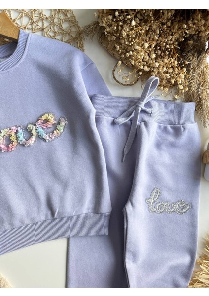 Taş İşlemeli “Love” Yazılı Lila Kız Çocuk Takımı – Sweatshirt & Jogger Alt, 2–8 Yaş fiyatları