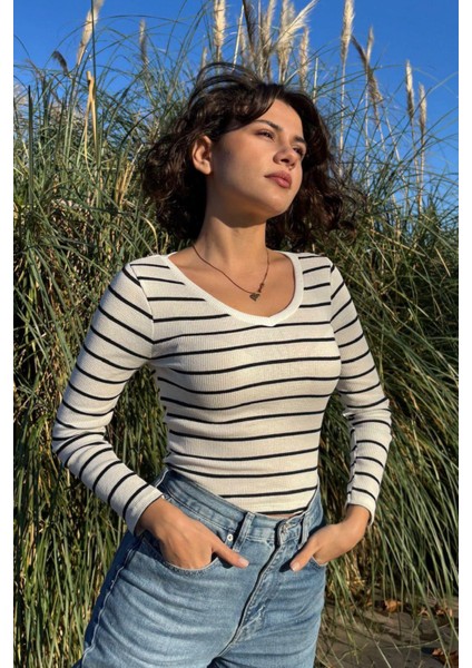 V Yaka Çizgili Kaşkorse Bluz Beyaz