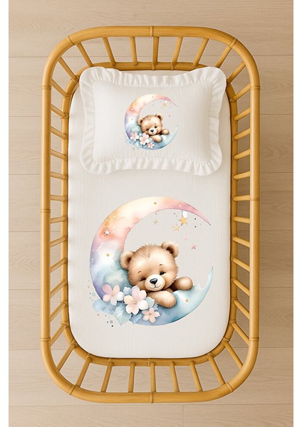 Ay Üzerinde Ayıcık Desenli Bebek Nevresim Takımı – 70×120 – Pastel Tonlar Içi Dolgulu Fırfırlı