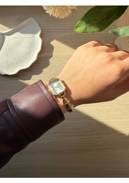 Retro Minimal Metal Kordon Vintage Kadın Kol Saati Içi Beyaz fırsatları