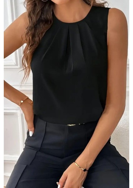 Bisiklet Yaka Pile Detaylı Kolsuz Atlas Bluz - Siyah